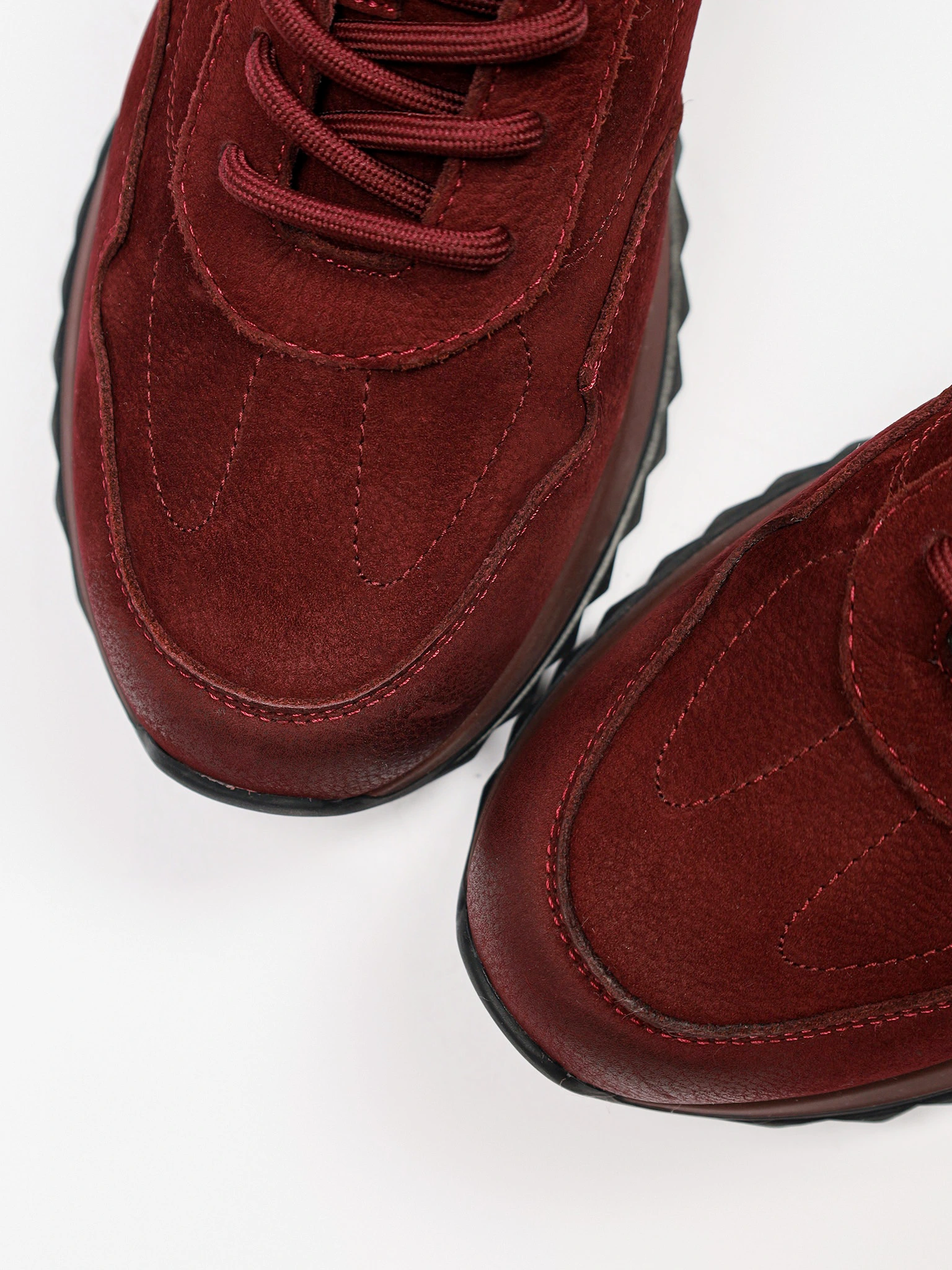 Кроссовки бордового цвета на низкой рельефной подошве